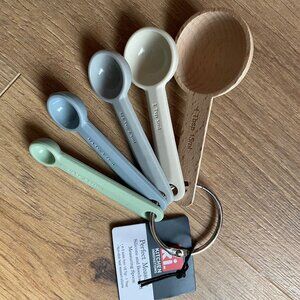 GIFTABLE! NWT Kitchen innovations silicone and beechwood measuring spoon set
